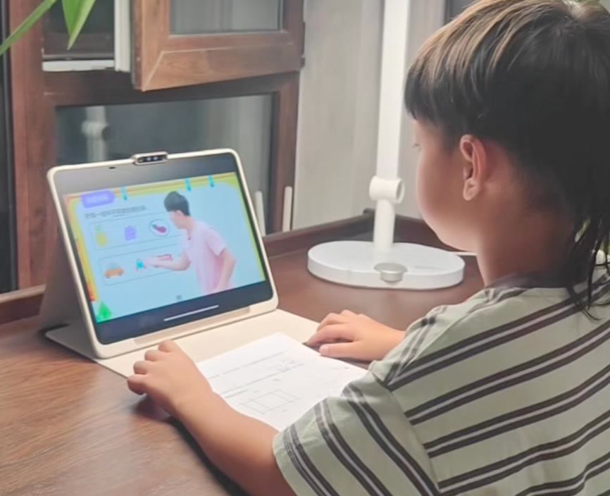 北京日报:教育硬件消费开始“升维战”:从拼内容到拼AI